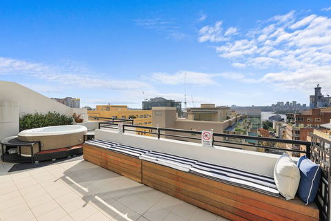Darling Harbour Penthouse Views & Hot Tub - Whitsundays Accommodation 1