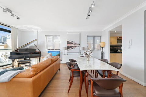 Darling Harbour Penthouse Views & Hot Tub - Whitsundays Accommodation 6