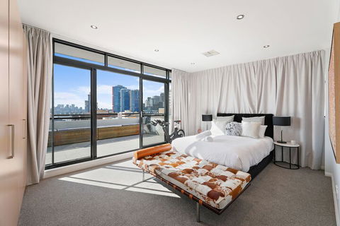 Darling Harbour Penthouse Views & Hot Tub - Whitsundays Accommodation 3