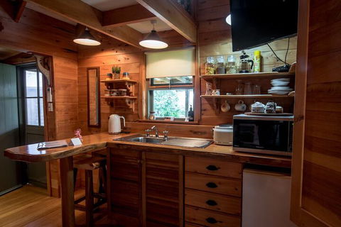 Guide Falls Cottage - Whitsundays Accommodation 7