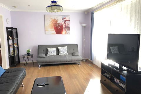 Canberra Entire House 3 Bedroom - Whitsundays Accommodation 5