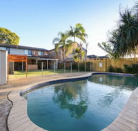 HomeHotel 4 Bedroom  Homeoffice with Nice Pool - Whitsundays Accommodation