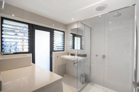 Lux On Main - Whitsundays Accommodation 1