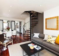 Spacious City 2 BR House Fit 6 PP - Whitsundays Accommodation