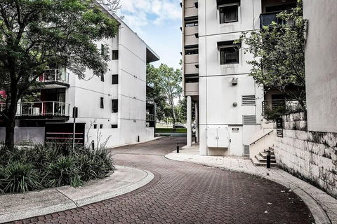 Two Bedroom Apt Next To Perth CBD With Parking. - Whitsundays Accommodation 0