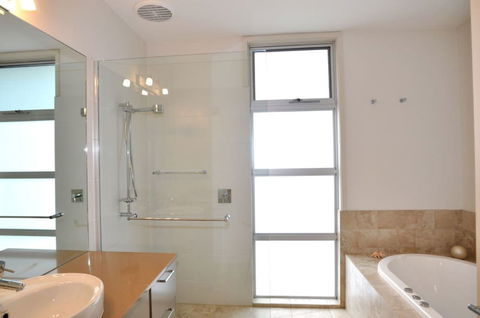 LA MER Centrally Located Free Wifi - Whitsundays Accommodation 6