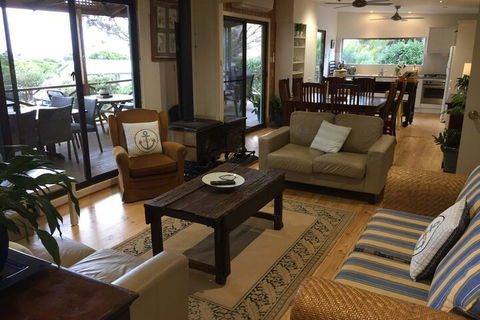 Sandy Feet Retreat 13 Scenic View Drive - Whitsundays Accommodation 3