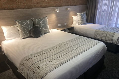 Hamilton's Henry Parkes Motor Inn, Parkes - Whitsundays Accommodation 1