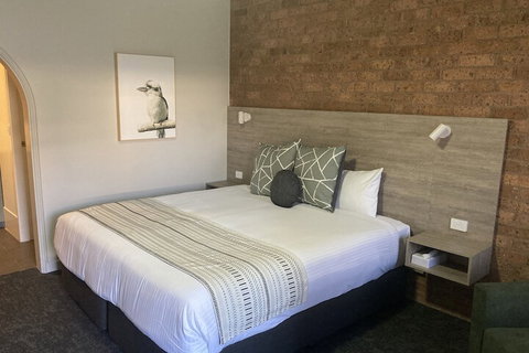 Hamilton's Henry Parkes Motor Inn, Parkes - Whitsundays Accommodation 7