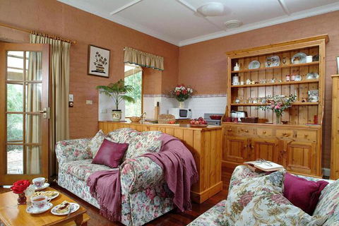 Amandas Cottage 1899 - Whitsundays Accommodation 3