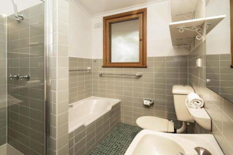 Alpine House Views Over Lake Jindabyne & The Snowy Mountains - Whitsundays Accommodation 3