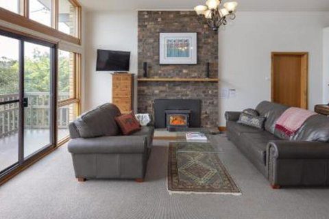 Alpine House Views Over Lake Jindabyne & The Snowy Mountains - Whitsundays Accommodation 4