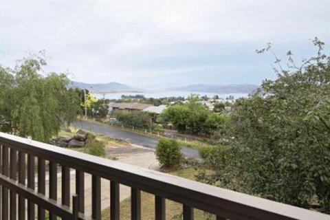 Alpine House Views Over Lake Jindabyne & The Snowy Mountains - Whitsundays Accommodation 1