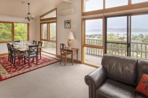 Alpine House Views Over Lake Jindabyne & The Snowy Mountains - Whitsundays Accommodation 6