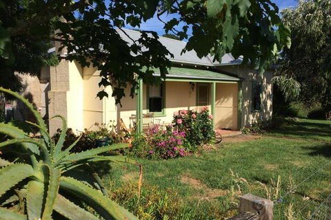 Tarndwarncoort Farmers Cottage - Whitsundays Accommodation 3