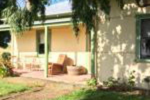 Tarndwarncoort Farmers Cottage - Whitsundays Accommodation 0