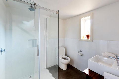 Tarndwarncoort Farmers Cottage - Whitsundays Accommodation 4