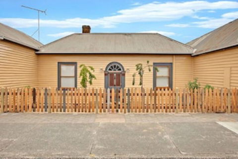 Robinson Cottage - Whitsundays Accommodation 0