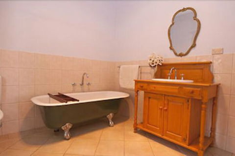 Charlie Bates Cottage - Whitsundays Accommodation 3