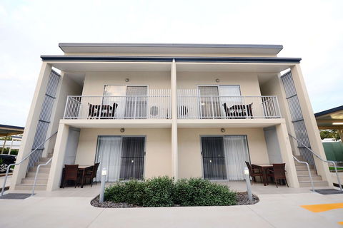 Oaks Middlemount Suites - Whitsundays Accommodation 1