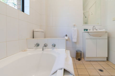 Eastwood Furnished Apartments - Whitsundays Accommodation 2
