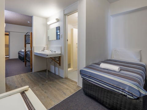 Banjo Paterson Inn - Whitsundays Accommodation 1
