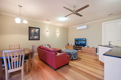 Domain Two Apartment - Whitsundays Accommodation 2
