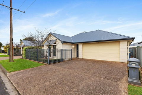 Domain Two Apartment - Whitsundays Accommodation 0