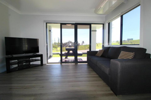 Dolphin Court 2 1 Gowing Street - Whitsundays Accommodation 2