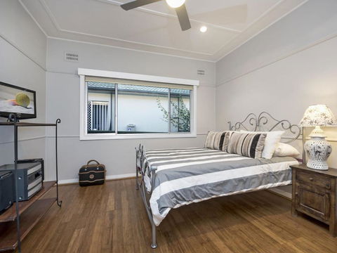 The Entrance North Lakeside Cottage - Whitsundays Accommodation 4