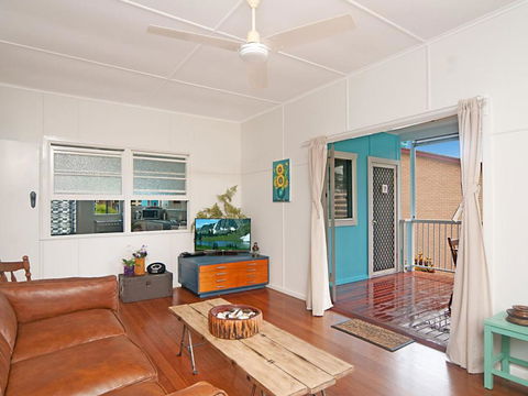 The Blue House Flat Walk To River & Beach - Whitsundays Accommodation 5