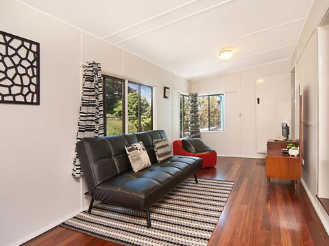The Blue House Flat Walk To River & Beach - Whitsundays Accommodation 4