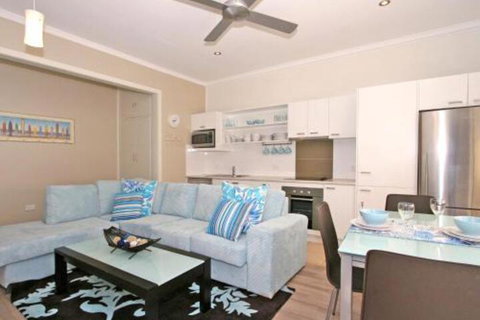 Yamba Daze Sunset Pet Friendly - Whitsundays Accommodation 6
