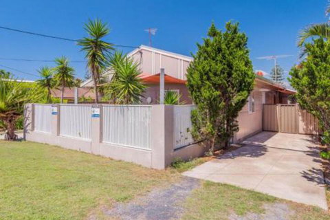 Yamba Daze Sunset Pet Friendly - Whitsundays Accommodation 4