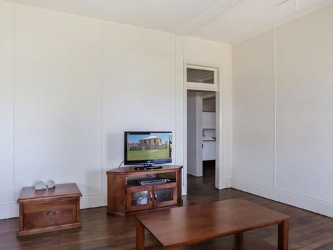Yamba Pilot Cottage 1 Pets Welcome Close To Beach - Whitsundays Accommodation 2