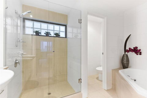 The Executive Penthouse - Whitsundays Accommodation 2