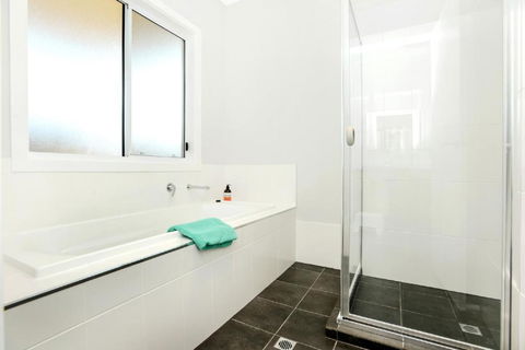 High Tide Wallaroo Beachfront Property Pet Friendly - Whitsundays Accommodation 2
