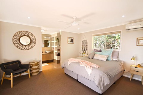 STUNNING HOME WITH SPECTACULAR VIEWS & CLOSE TO THE BEACH - Whitsundays Accommodation 2