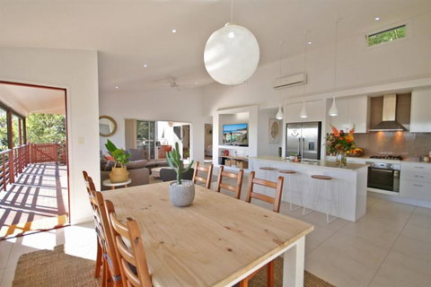 STUNNING HOME WITH SPECTACULAR VIEWS & CLOSE TO THE BEACH - Whitsundays Accommodation 4
