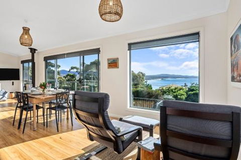 GRANITE BEACH HOUSE At Bay Of Fires - Whitsundays Accommodation 5