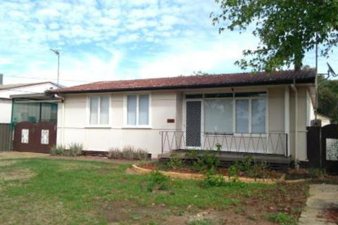 Large 5 Bedroom House With Wifi & Netflix Close To Taronga Western Plains Zoo - Whitsundays Accommodation 7