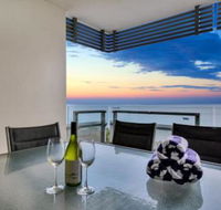 Oceana Darwin Central Oceanfront 3 bedroom 2 Lounge Room Pool Gym Tennis Court Sleeps 9 - Whitsundays Accommodation