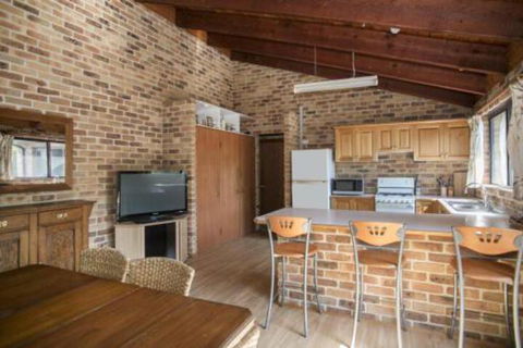 75 River Rd Tabourie Hideaway - Whitsundays Accommodation 6