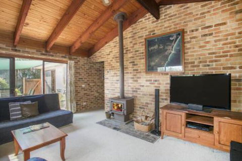 75 River Rd Tabourie Hideaway - Whitsundays Accommodation 2