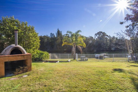 77 Lake Entrance Rd Waterfront Wonder - Whitsundays Accommodation 6