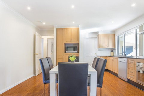 77 Lake Entrance Rd Waterfront Wonder - Whitsundays Accommodation 1