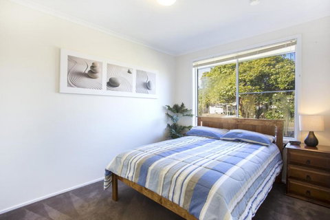 77 Lake Entrance Rd Waterfront Wonder - Whitsundays Accommodation 3