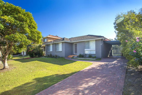 77 Lake Entrance Rd Waterfront Wonder - Whitsundays Accommodation 4