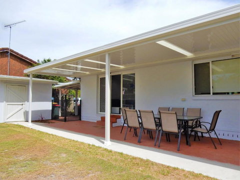 77 Lake Entrance Rd Waterfront Wonder - Whitsundays Accommodation 2