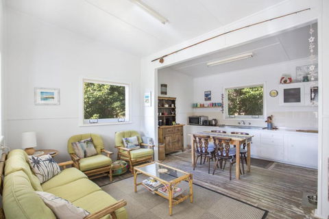 Retro Beach Cottage 681 Murramarang Rd - Whitsundays Accommodation 5